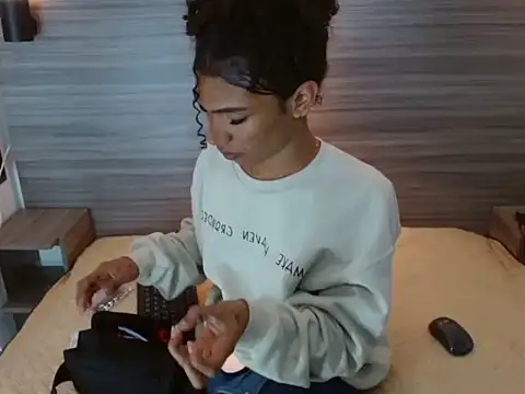 Penelopee Rouse online show from November 24, 7:27 pm