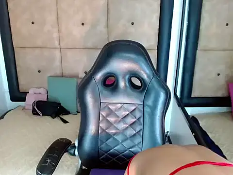 Penelopee Rouse online show from November 14, 8:42 pm