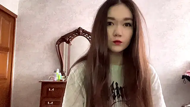 Snapshot of Pikmigirl18 chatting on October 10, 9:25 am Pikmigirl18 online show from October 10, 9:25 am