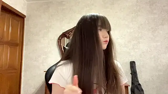Snapshot of Pikmigirl18 chatting on October 12, 9:33 am Pikmigirl18 online show from October 12, 9:33 am