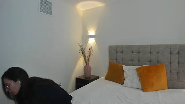Bella Sumers online show from June 4, 7:29 pm