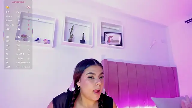 Snapshot of AliceThundeer chatting on September 24, 4:22 am AliceThundeer online show from September 24, 4:22 am