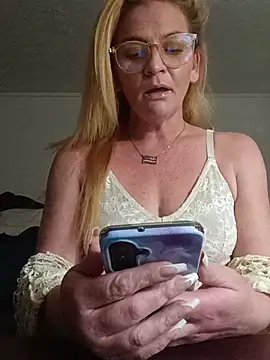 Goldenndoll online show from May 31, 9:49 pm