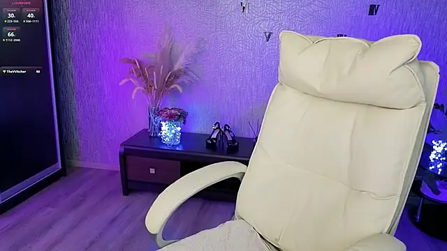NikkiiStill online show from June 16, 2:45 am