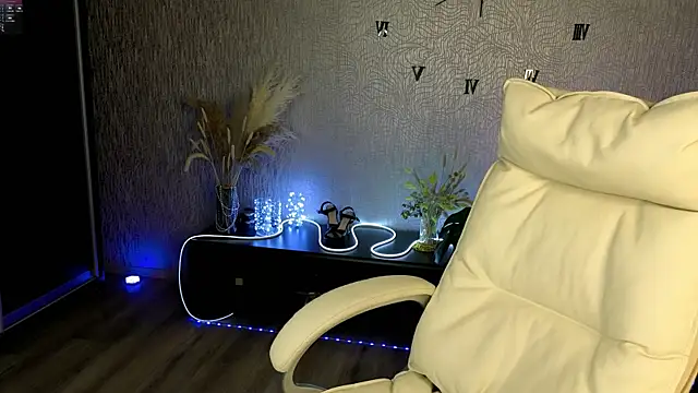 NikkiiStill online show from February 13, 5:20 am