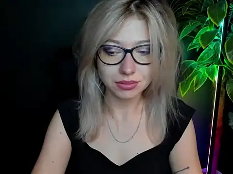 Snapshot of loveHeidi chatting on October 7, 4:28 am loveHeidi online show from October 7, 4:28 am