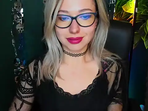 Snapshot of loveHeidi chatting on October 20, 9:45 am loveHeidi online show from October 20, 9:45 am