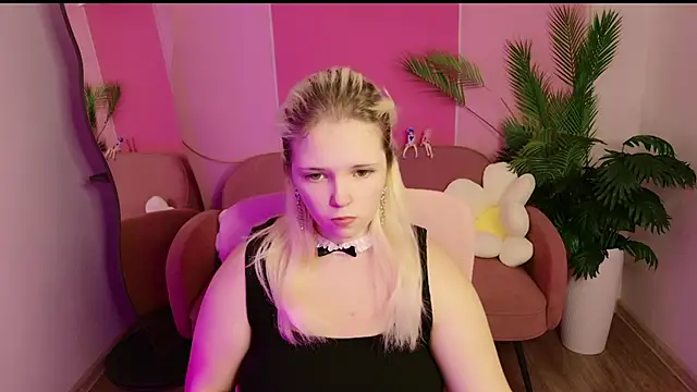 Snapshot of EmillyRogers chatting on October 3, 5:23 am EmillyRogers online show from October 3, 5:23 am