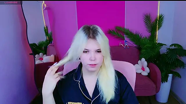 Snapshot of EmillyRogers chatting on October 19, 5:20 am EmillyRogers online show from October 19, 5:20 am