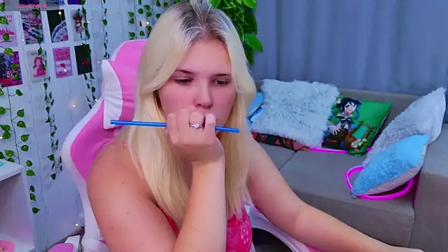 Snapshot of EmillyRogers chatting on September 18, 10:25 am EmillyRogers online show from September 18, 10:25 am