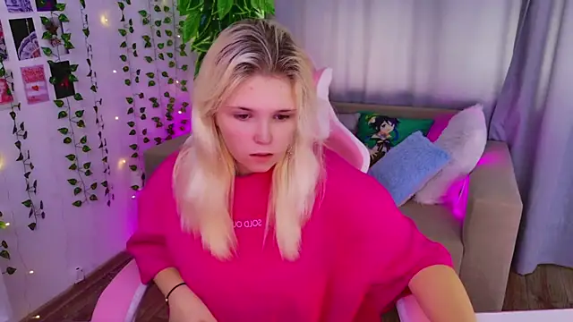 Snapshot of EmillyRogers chatting on September 20, 10:35 am EmillyRogers online show from September 20, 10:35 am