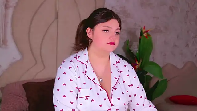 Snapshot of UR_BELLA chatting on October 3, 12:10 pm UR BELLA online show from October 3, 12:10 pm