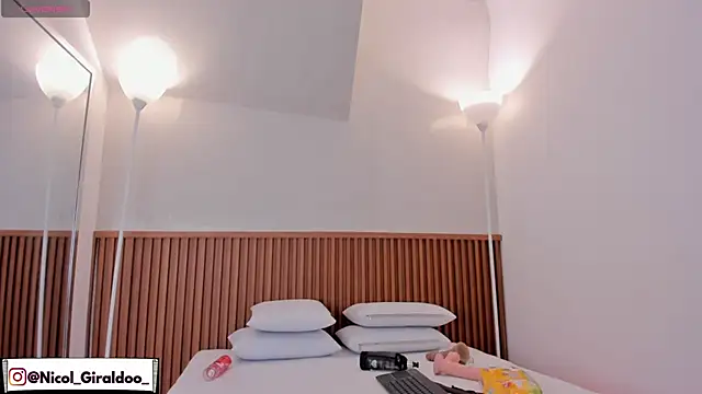 nicol giraldoo online show from February 20, 6:26 am