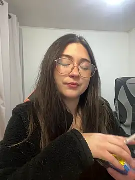 valentinauwu online show from June 27, 1:39 am