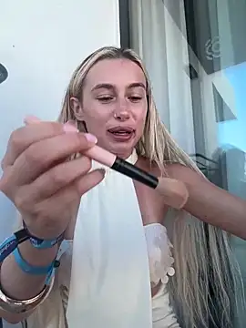 SexySaraxxoo online show from June 12, 4:37 pm