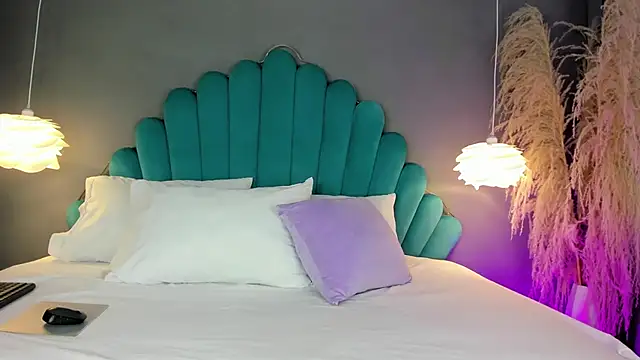 LunaBloomn online show from October 20, 5:05 pm