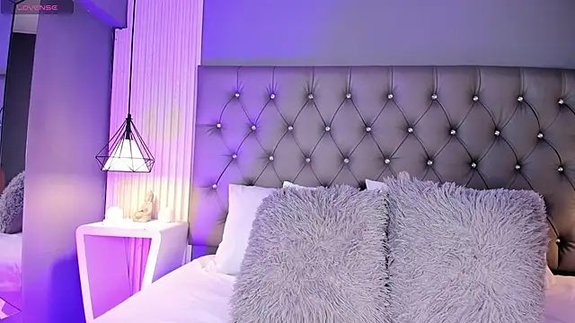 LunaBloomn online show from February 10, 5:05 pm