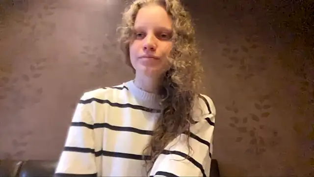 Snapshot of GlyndaCaver chatting on October 19, 11:12 am GlyndaCaver online show from October 19, 11:12 am