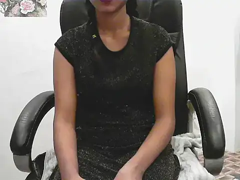 short girl  online show from June 21, 6:12 pm