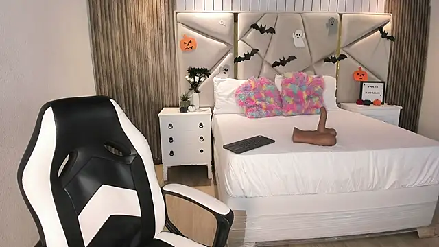 Snapshot of Maddy_XOXO_HOT chatting on October 28, 11:42 pm Maddy XOXO HOT online show from October 28, 11:42 pm