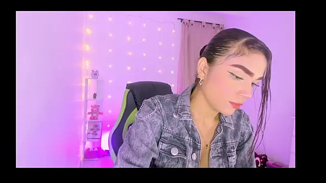 ashlysmith 01 online show from December 5, 4:01 am