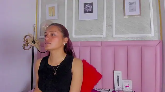 HoollyHendrix online show from February 5, 8:01 pm