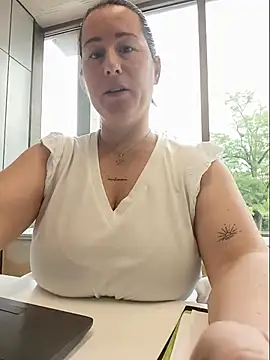 bichota85 online show from May 14, 9:04 am