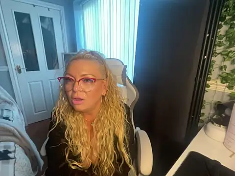 BonnyDesire online show from April 28, 6:56 pm