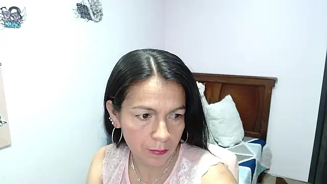 camilavargas  online show from July 28, 6:20 pm