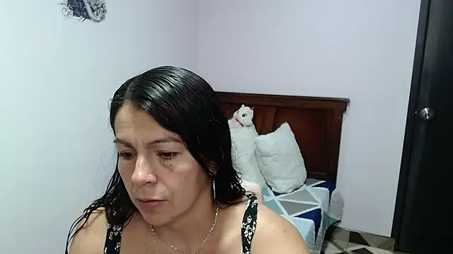 camilavargas  online show from July 27, 10:40 pm