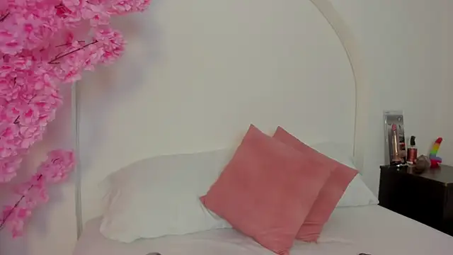 molly lovee  online show from July 11, 8:20 pm