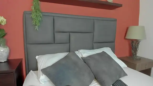 molly lovee  online show from June 6, 7:20 pm