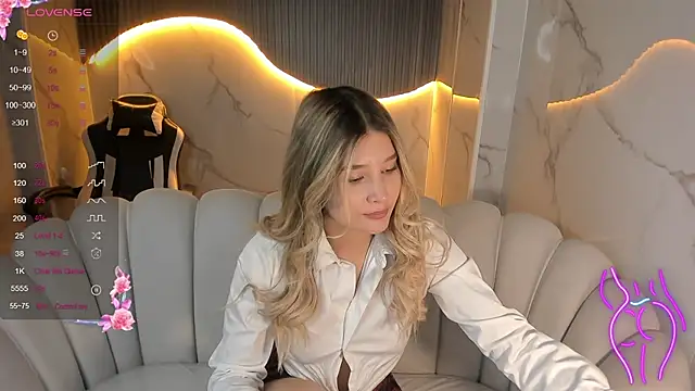 Snapshot of Emma1_b_ chatting on October 2, 8:47 pm Emma1 b online show from October 2, 8:47 pm