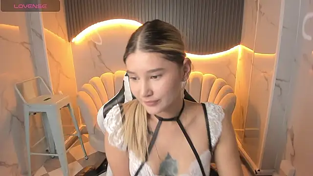 Snapshot of Emma1_b_ chatting on October 4, 8:13 pm Emma1 b online show from October 4, 8:13 pm