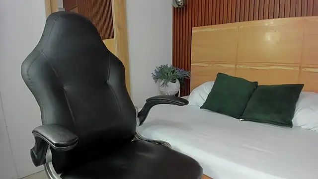 charlotte rousee online show from December 3, 7:05 pm