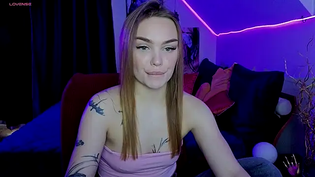 KitsyMoore online show from November 14, 1:22 pm