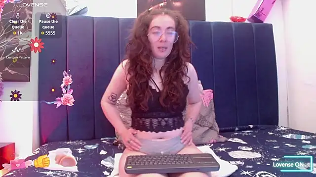 Snapshot of Violet_wish chatting on October 1, 2:11 pm Violet wish online show from October 1, 2:11 pm
