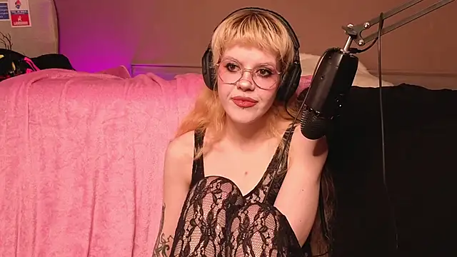 tacodeluxxxe online show from December 17, 6:34 pm