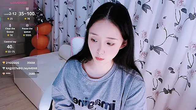 Niannian- online show from November 6, 5:19 pm