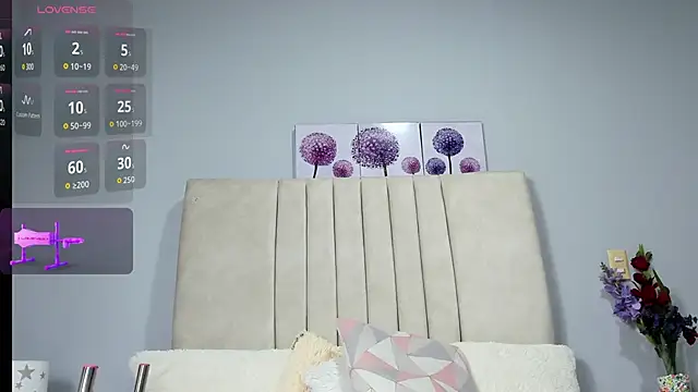 AmandaaWats online show from December 5, 7:37 pm