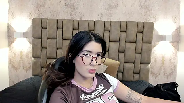 Snapshot of emiilyy_cute chatting on October 2, 12:10 pm emiilyy cute online show from October 2, 12:10 pm