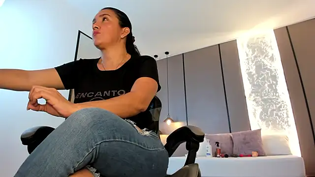 zoee zi online show from February 11, 7:37 pm