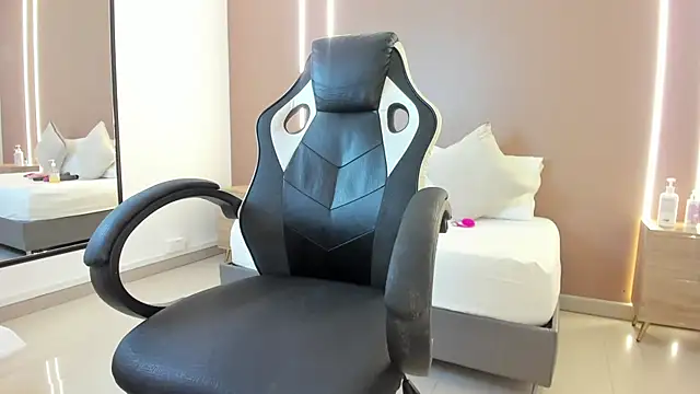 zoee zi online show from June 30, 1:32 pm