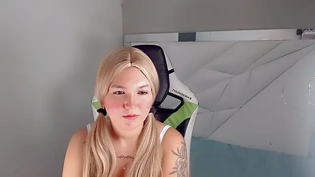 Snapshot of kathy_doll chatting on October 20, 12:24 am kathy doll online show from October 20, 12:24 am