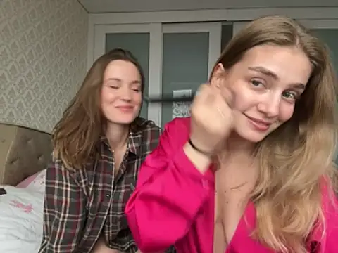 twoflowersshy online show from October 28, 8:09 am