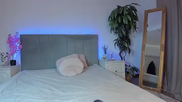 TrishaDarks online show from November 5, 6:51 am