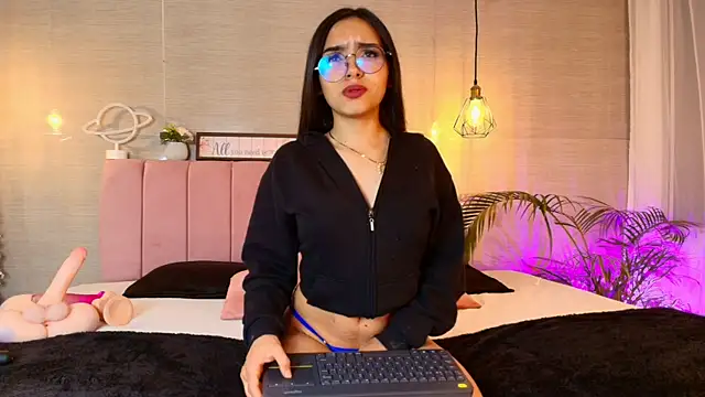 Snapshot of eimi_rosse18 chatting on October 13, 10:51 am eimi rosse18 online show from October 13, 10:51 am