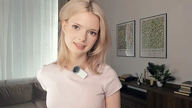 Snapshot of LaureMestler chatting on October 4, 8:42 am LaureMestler online show from October 4, 8:42 am