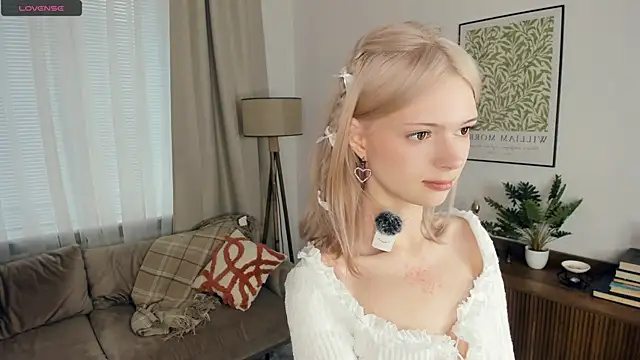 Snapshot of LaureMestler chatting on October 16, 8:50 am LaureMestler online show from October 16, 8:50 am