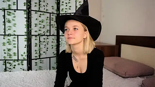 Snapshot of KelleDomin chatting on October 18, 7:26 pm KelleDomin online show from October 18, 7:26 pm